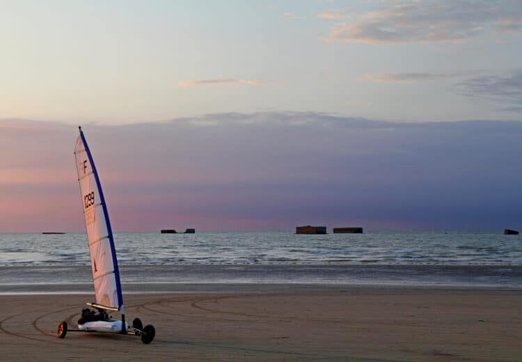 Char à voile au coucher du soleil sur la plage