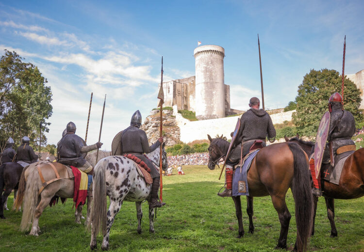 Chevaliers sur leurs chevaux devant le château de Falaise