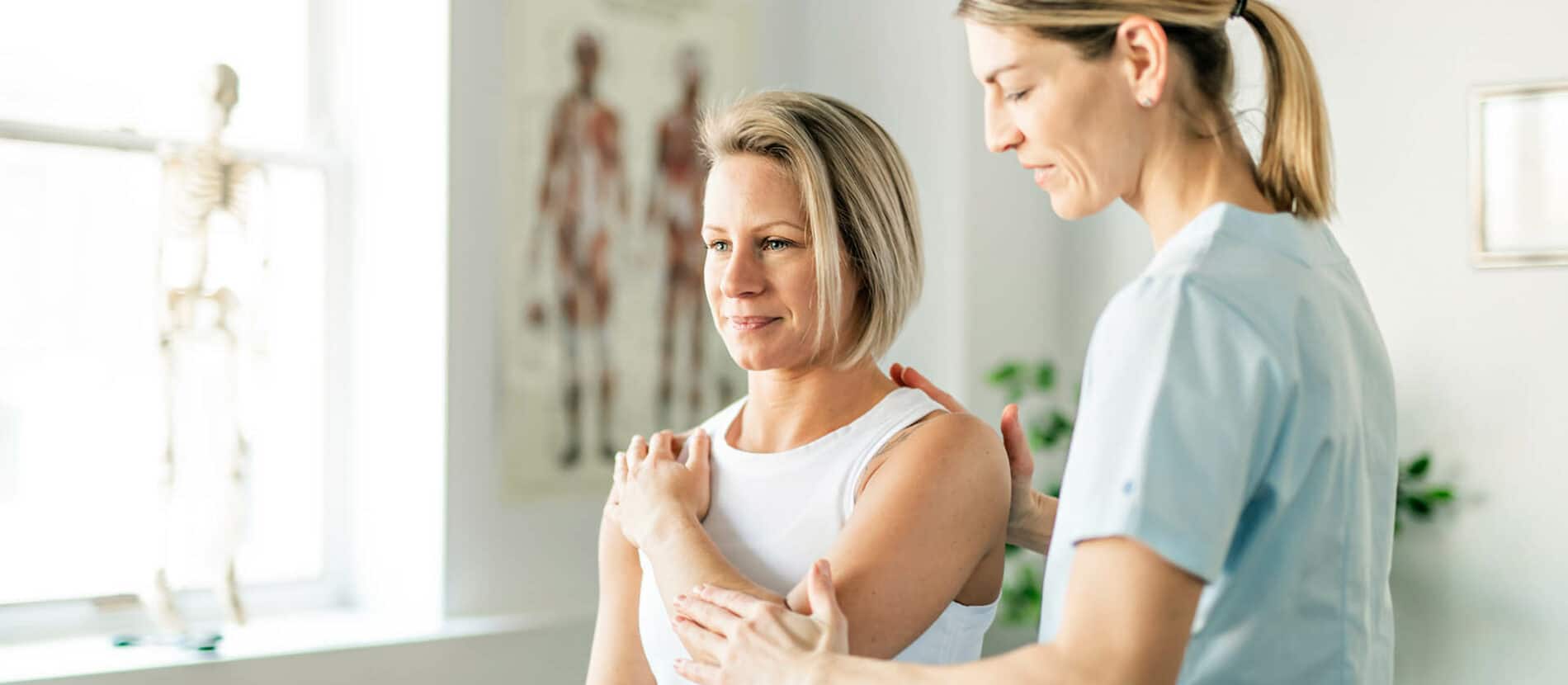 Médecin en consultation avec un patient