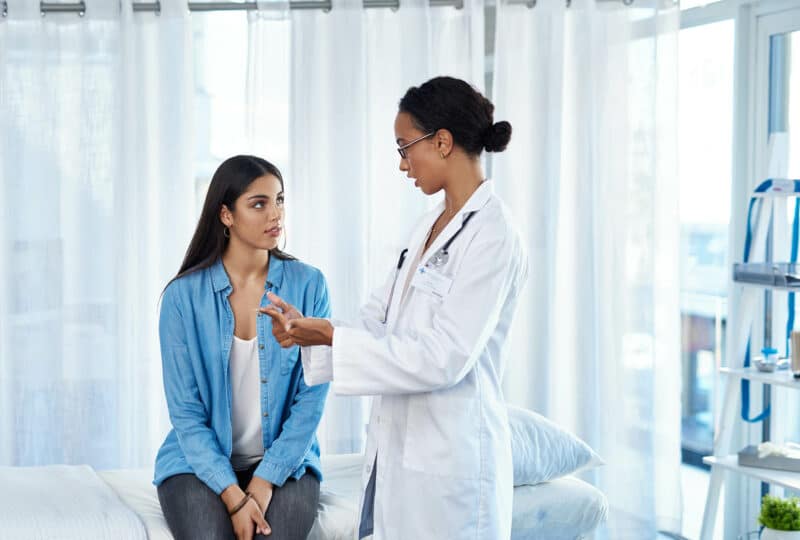 Une femme en consultation avec un médecin