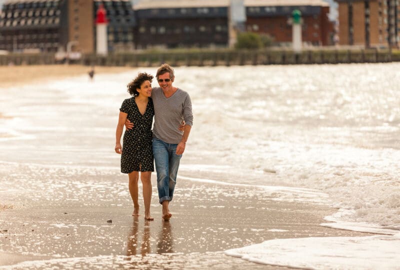 Couple en balade sur la plage de Trouville-sur-mer