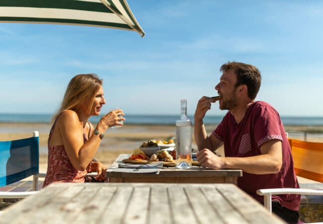 Couple au restaurant au bord de la plage de Saint-Aubin-sur-mer