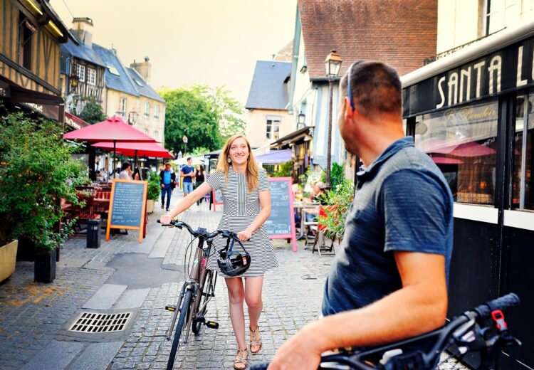 Couple à vélo dans les rues de Caen