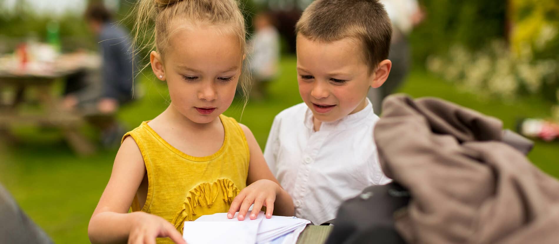 Deux enfants lors d’un pique-nique