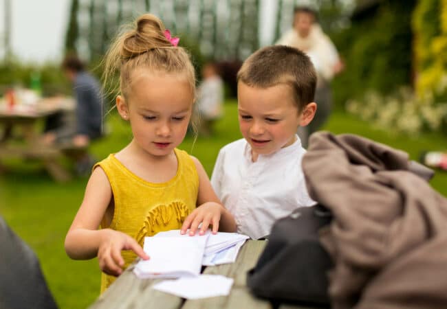 Deux enfants lors d’un pique-nique