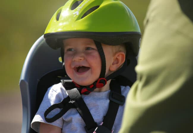 Enfant à vélo avec un casque