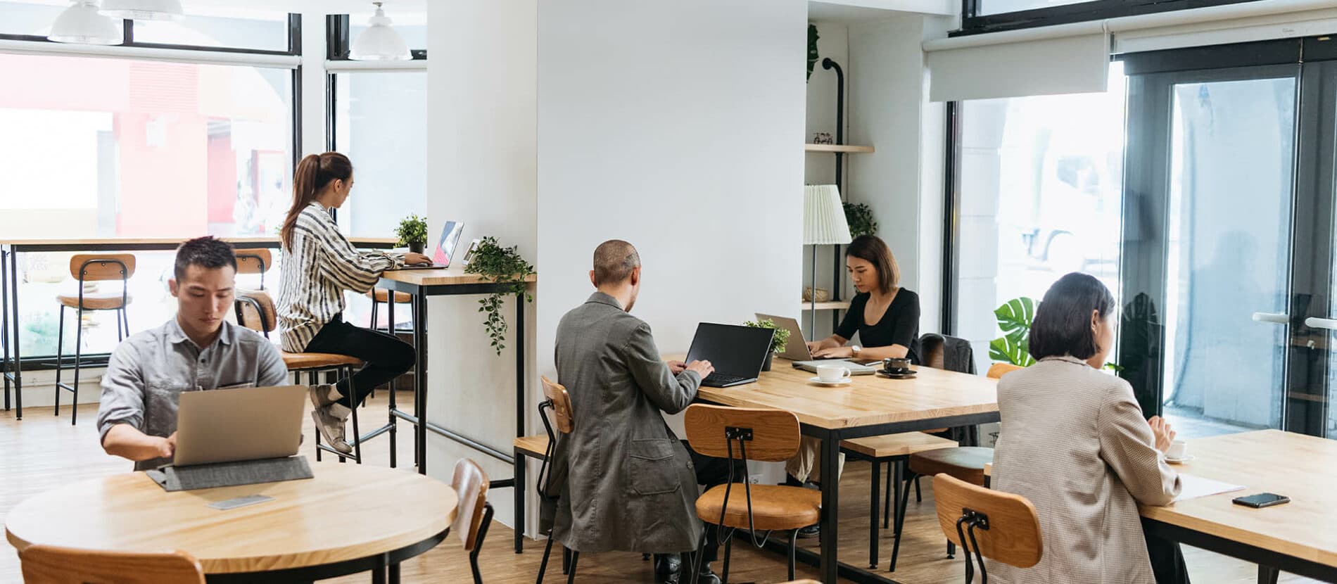 Hommes et femmes dans une espace de coworking