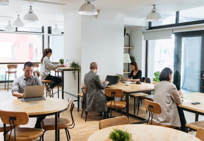 Hommes et femmes dans une espace de coworking