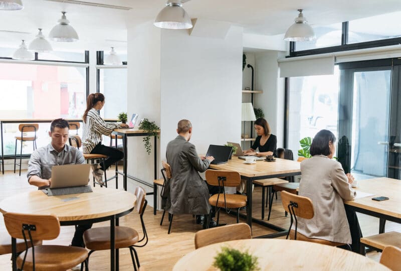 Hommes et femmes dans une espace de coworking