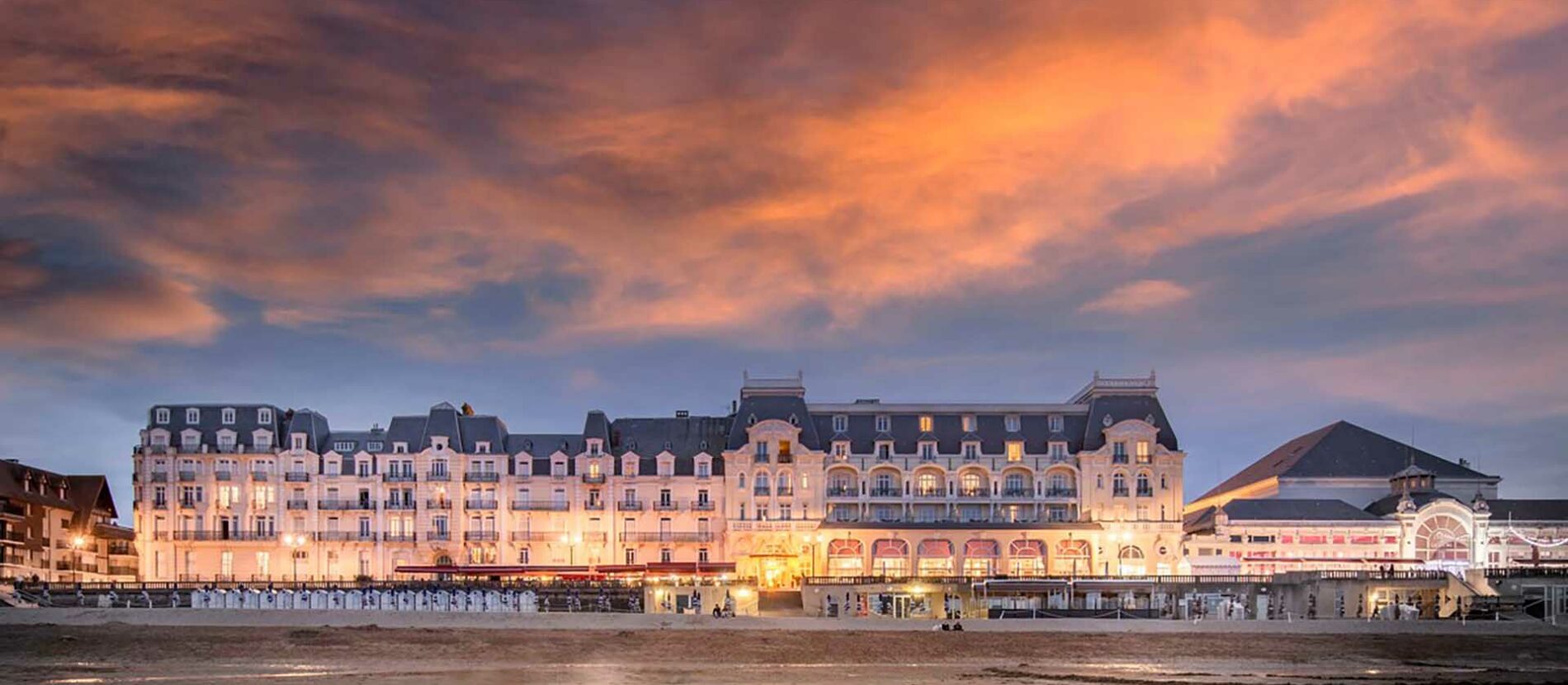 La façade du Grand Hôtel de Cabourg au coucher du soleil