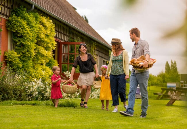 Une famille faisant un pique-nique