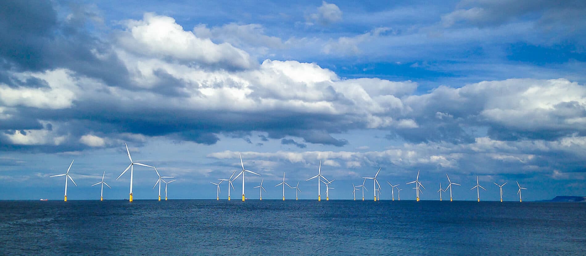 Groupe d’éoliennes dans la mer