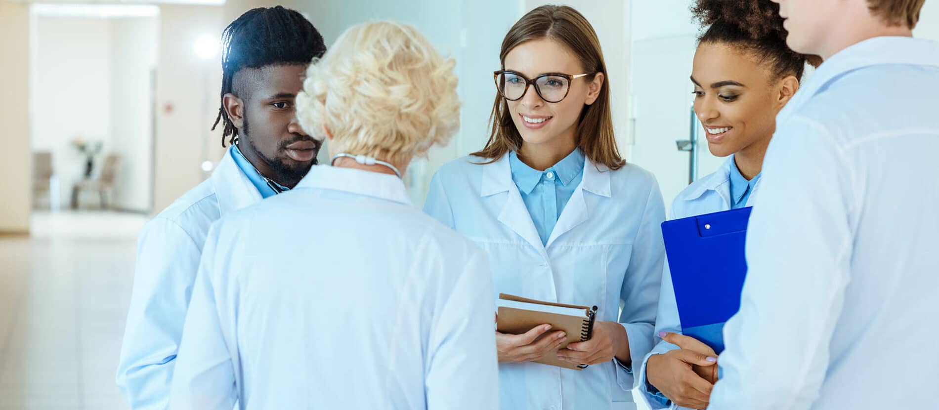 Groupe de médecins à l’hôpital