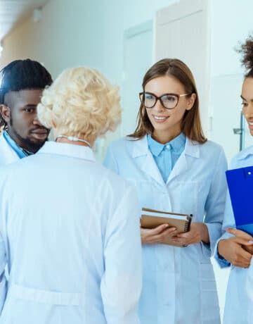 Groupe de médecins à l’hôpital