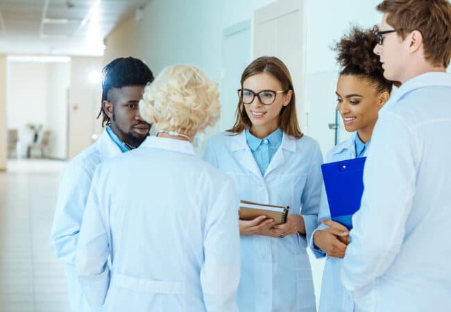 Groupe de médecins à l’hôpital