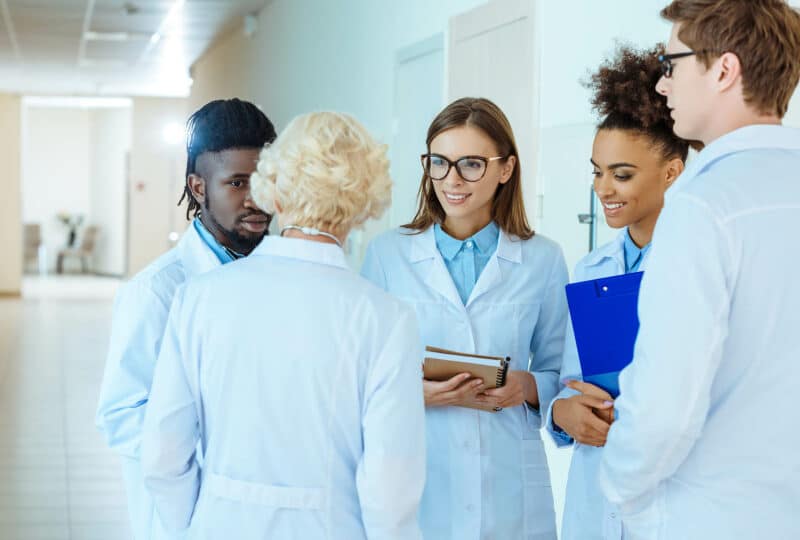 Groupe de médecins à l’hôpital