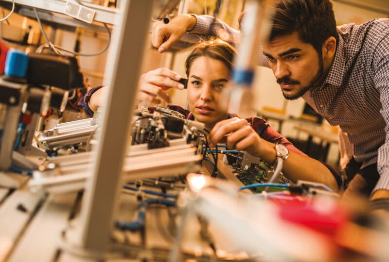 Un homme et une femme travaillant sur une machine