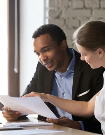 Un homme et une femme en réunion