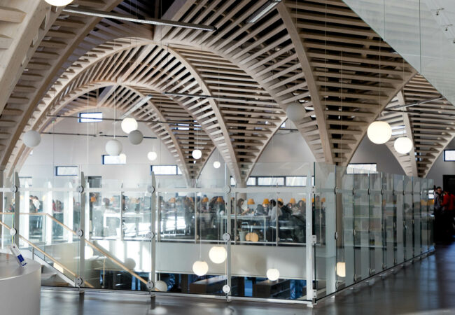 Intérieur de la bibliothèque universitaire de Caen