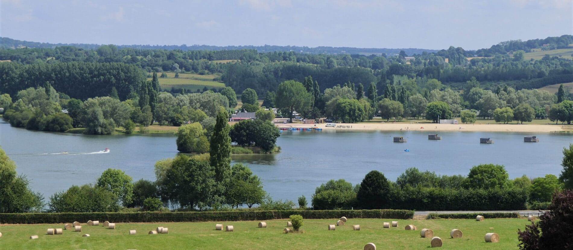 Lac de Pont-l’Evêque entouré de champs