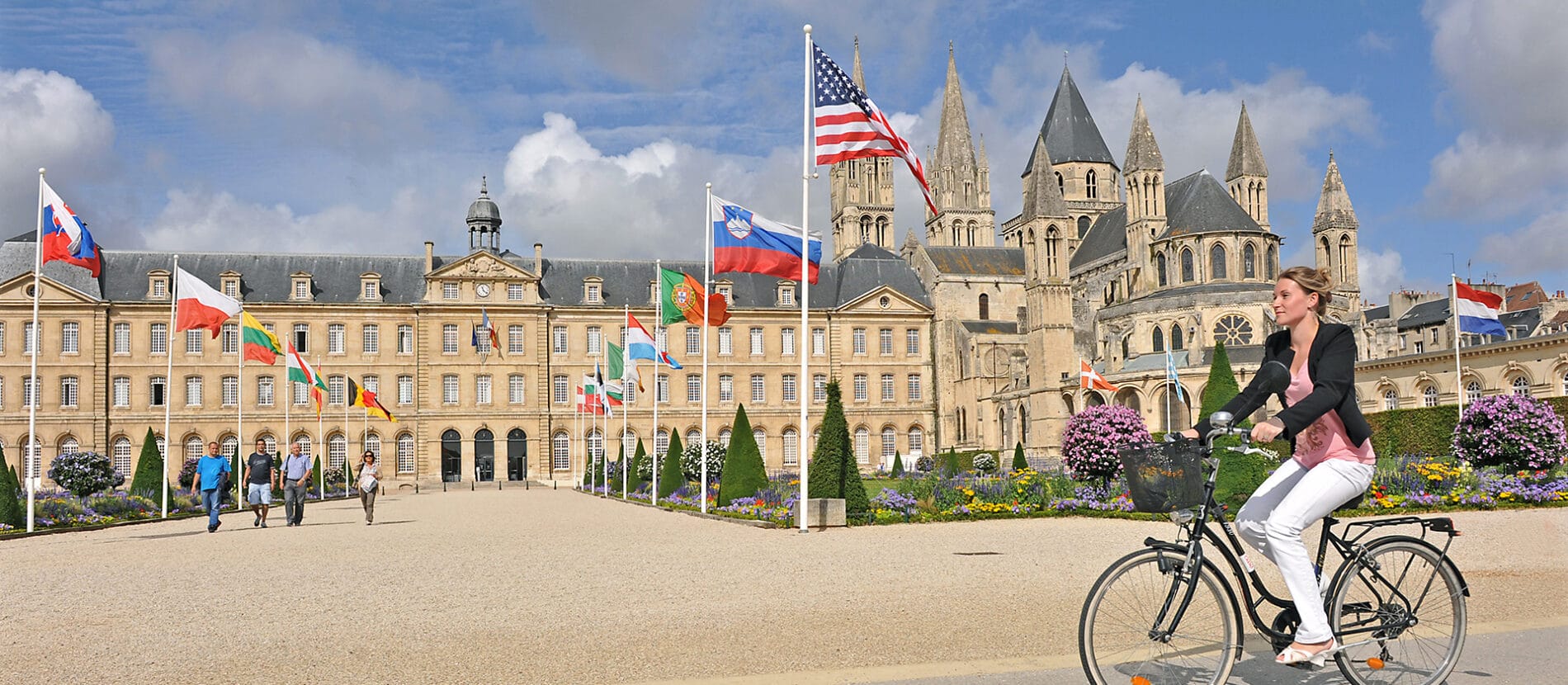 Femme à vélo devant la mairie de Caen