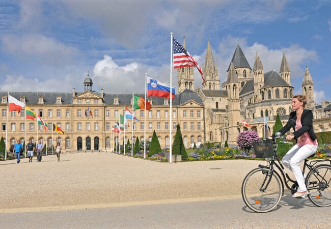 Femme à vélo devant la mairie de Caen