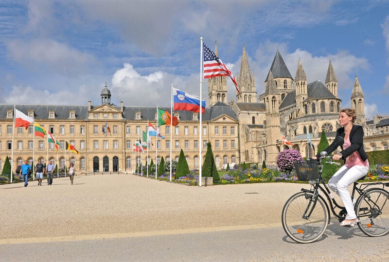 Femme à vélo devant la mairie de Caen