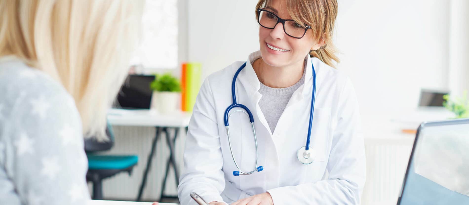 Consultation médical entre une femme et son médecin