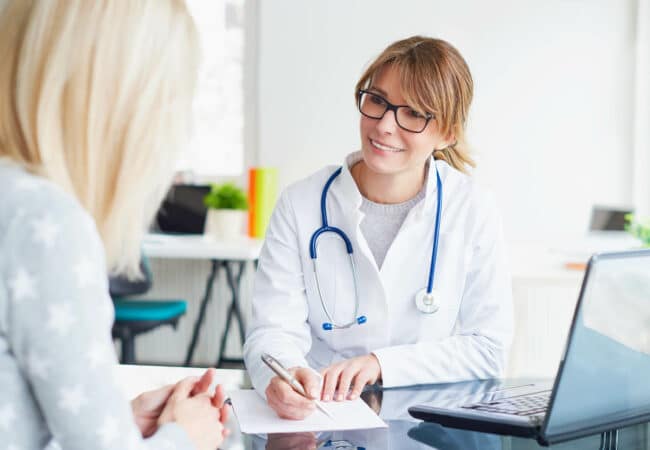 Consultation médical entre une femme et son médecin