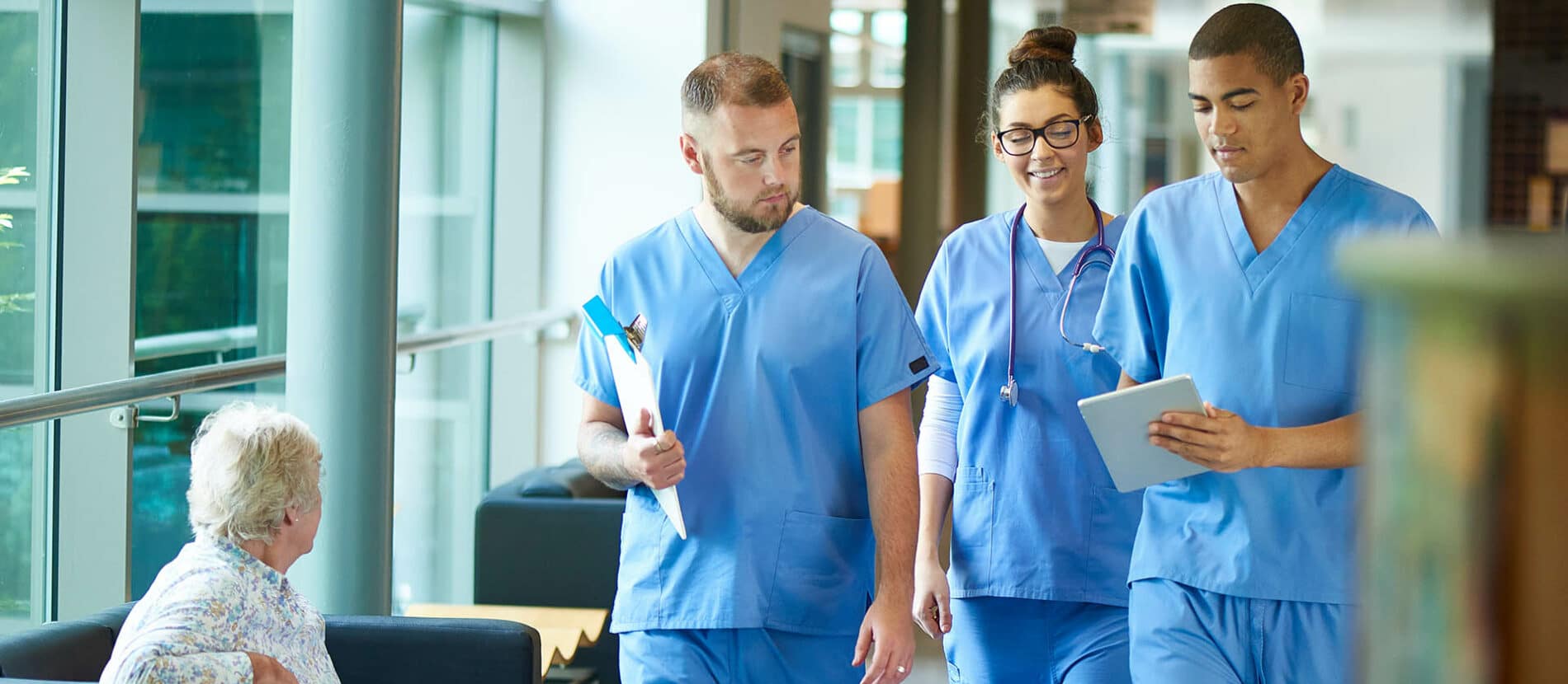 Trois médecins dans les couloirs d’un hôpital