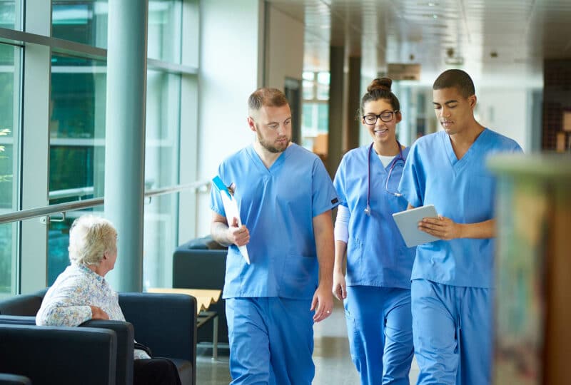 Trois médecins dans les couloirs d’un hôpital