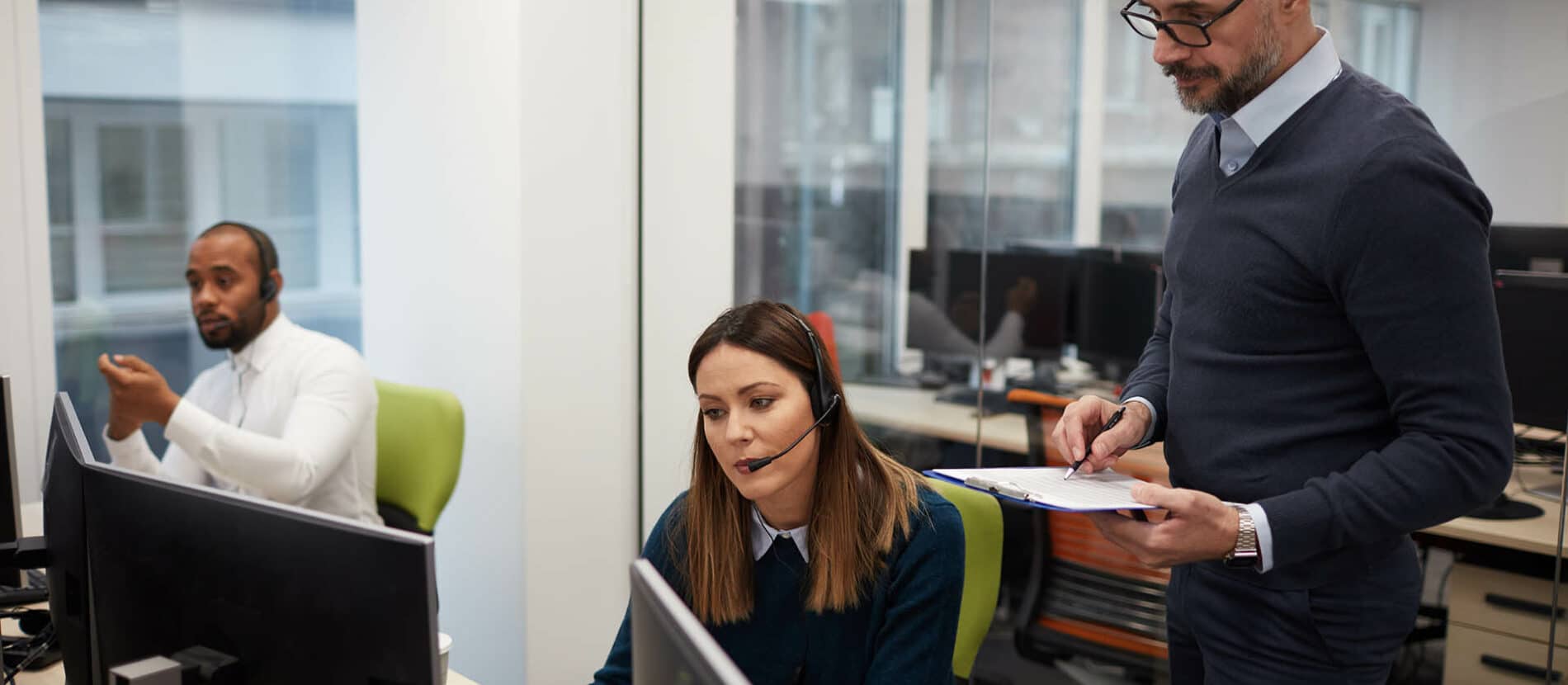 Hommes et femme travaillant dans un openspace