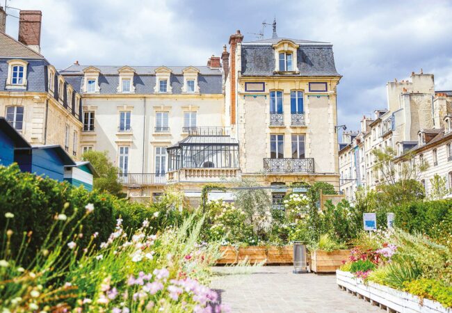 La place Saint-Sauveur fleurie à Caen