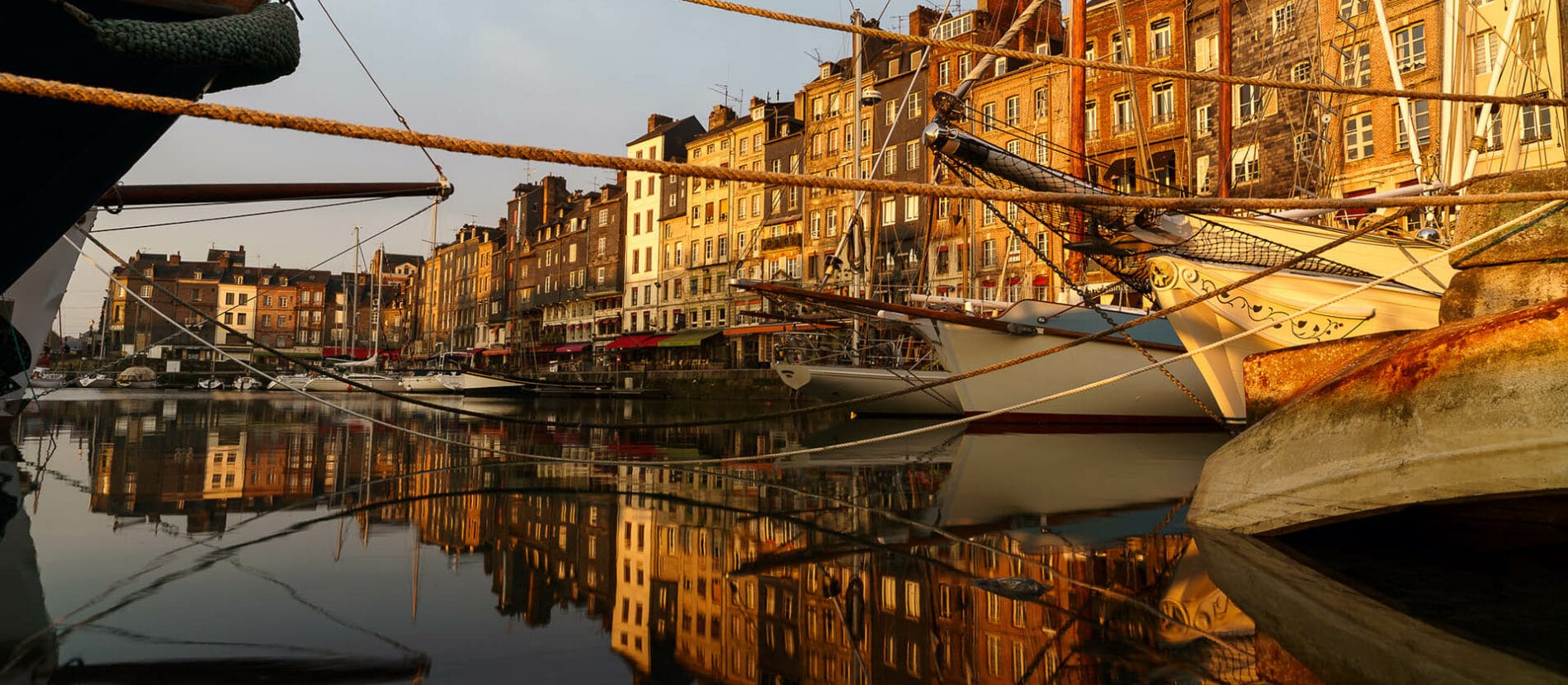 Voiliers amarrés dans le port de Honfleur