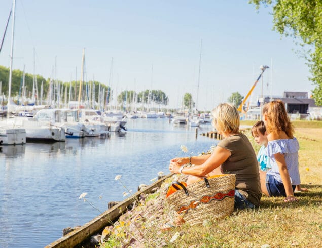 Famille au bord de l’eau au port de Ouistreham