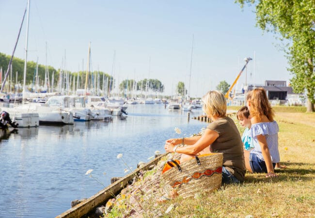 Famille au bord de l’eau au port de Ouistreham