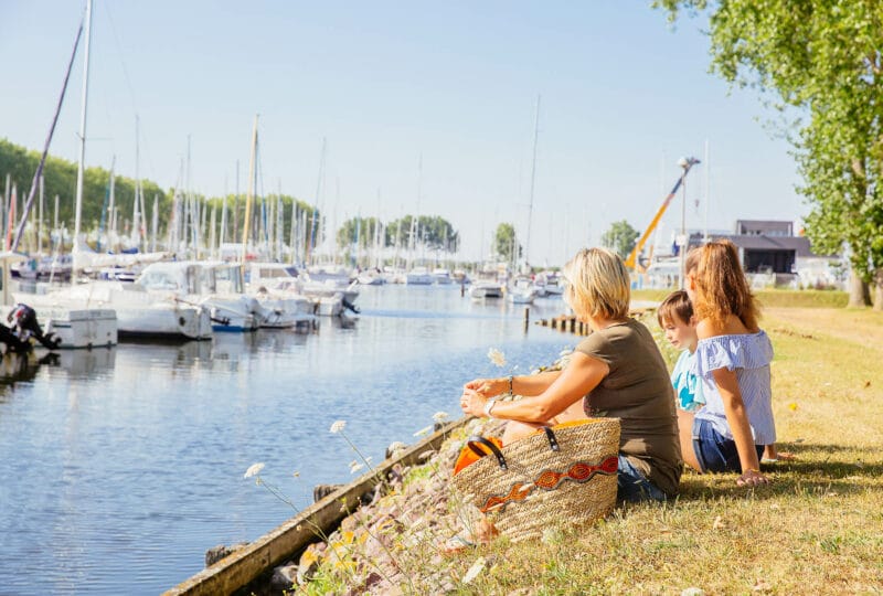 Famille au bord de l’eau au port de Ouistreham