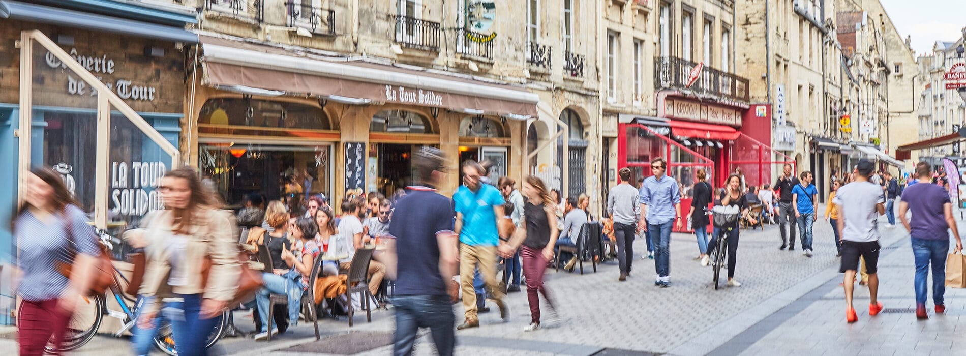 Piétons dans les rues de Caen