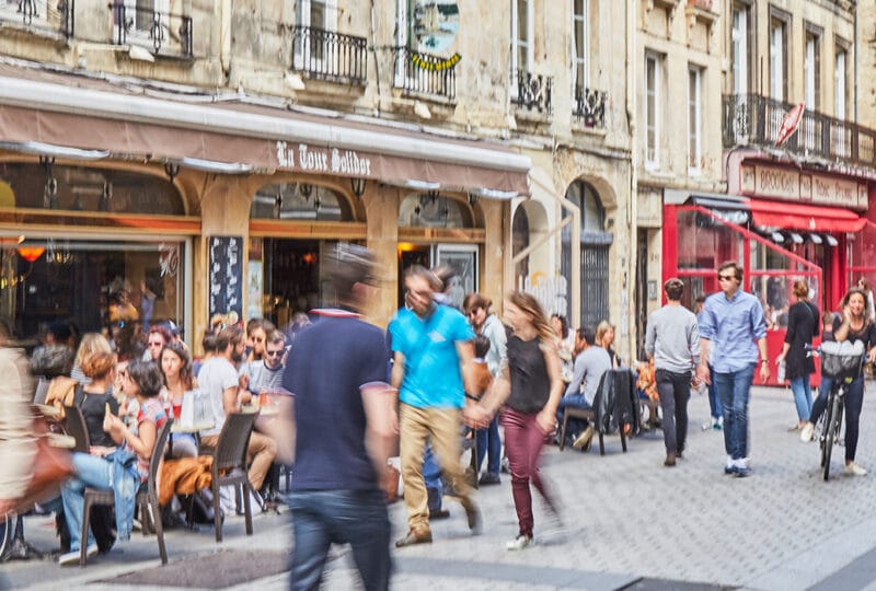 Piétons dans les rues de Caen