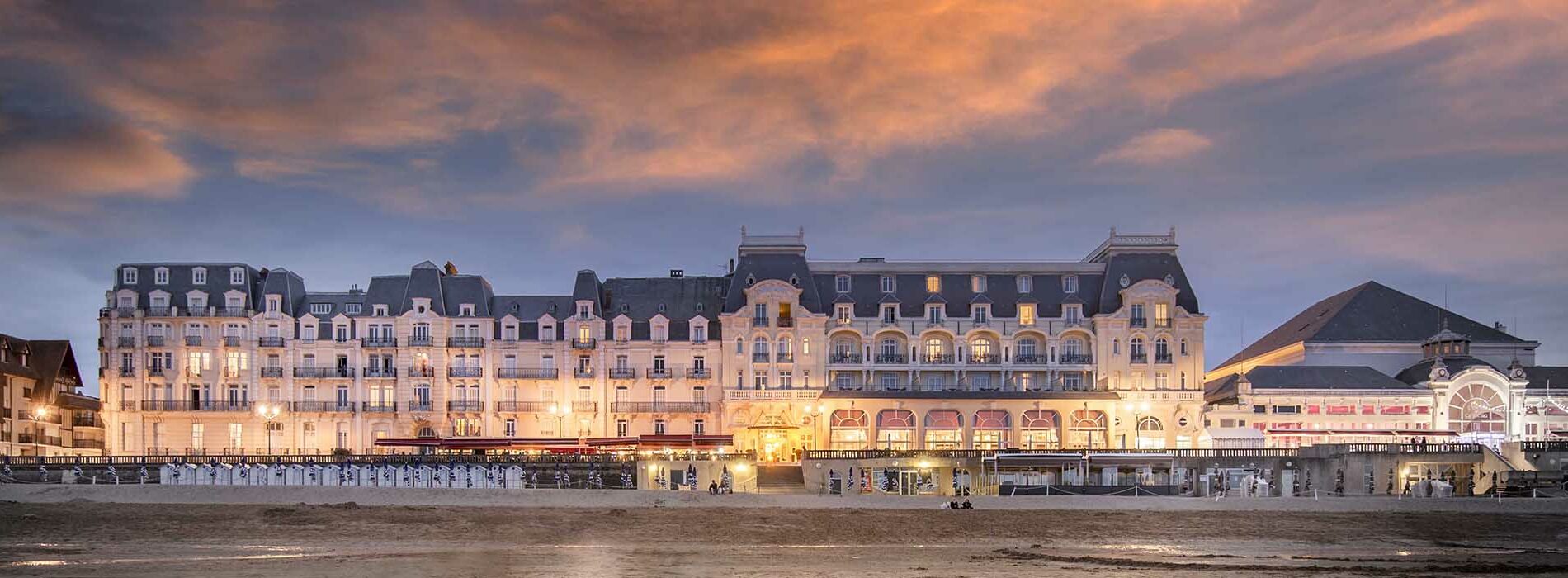 La façade du Grand Hôtel de Cabourg au coucher du soleil