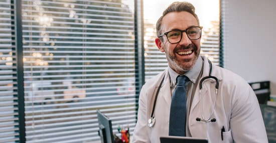 Un médecin dans son cabinet