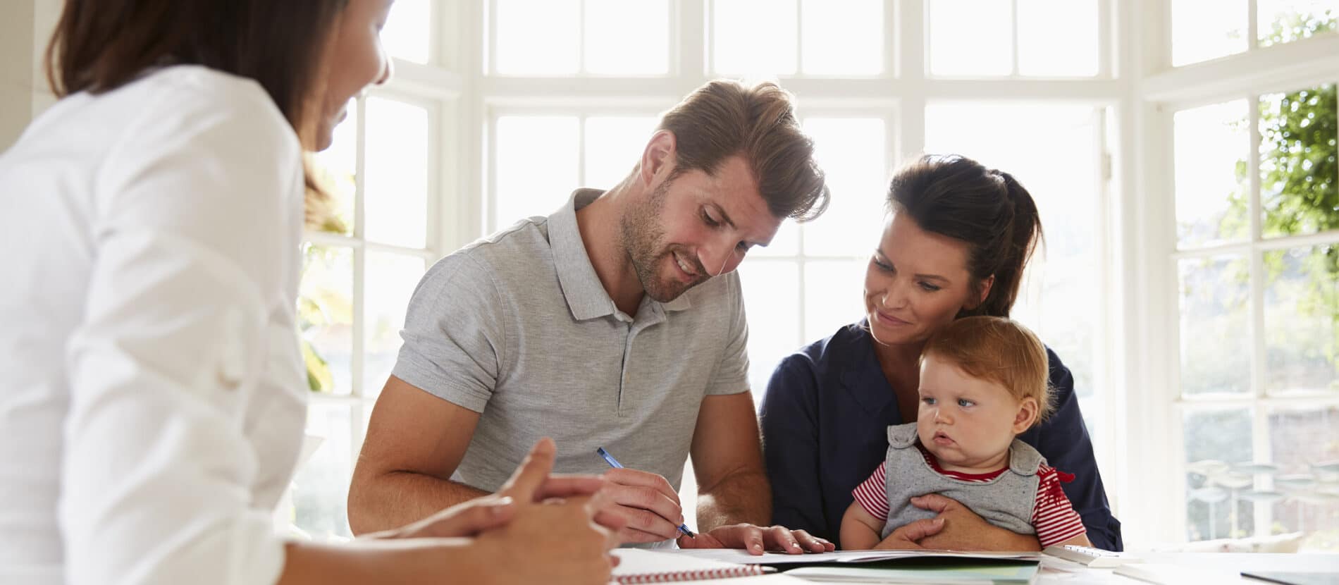 Une famille se faisant aider par un conseiller.