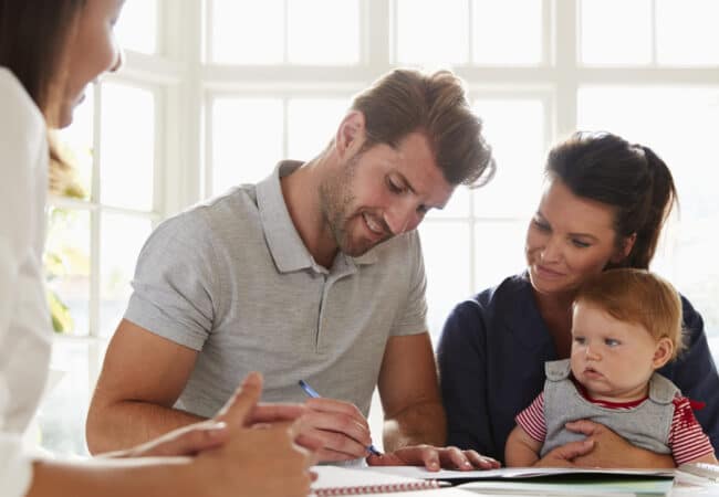 Une famille se faisant aider par un conseiller.