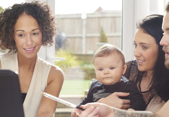 Une famille se faisant aider par un conseiller