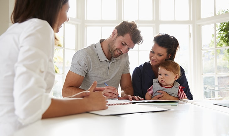 Couple entrain de signer des papiers