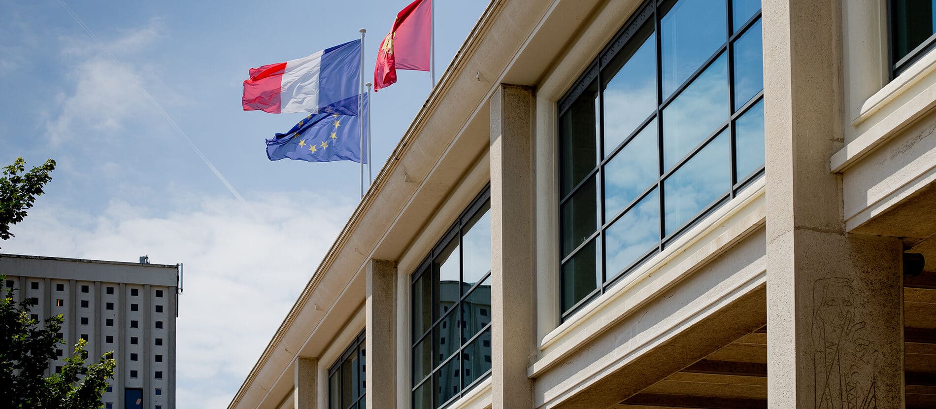 Façade bâtiment avec des drapeaux