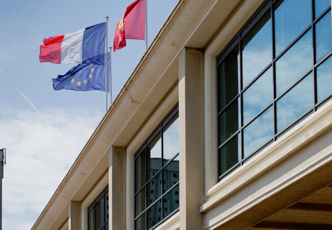 Façade bâtiment avec des drapeaux