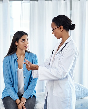 Consultation médicale entre une patiente et son médecin