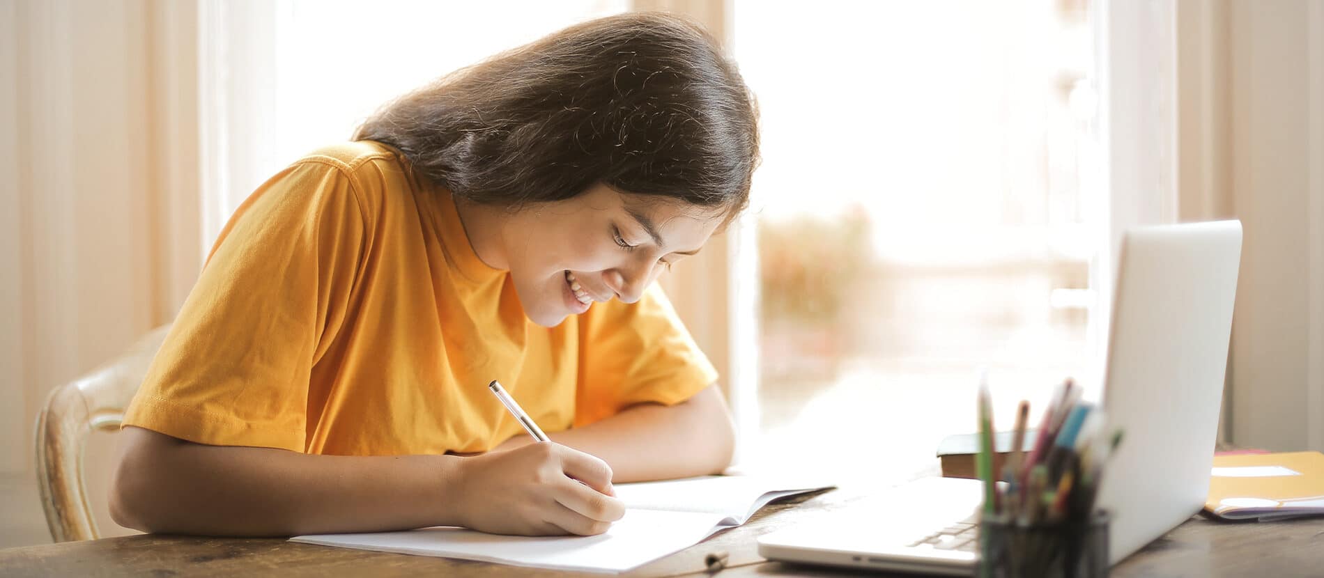 Femme entrain d'écrire à son bureau