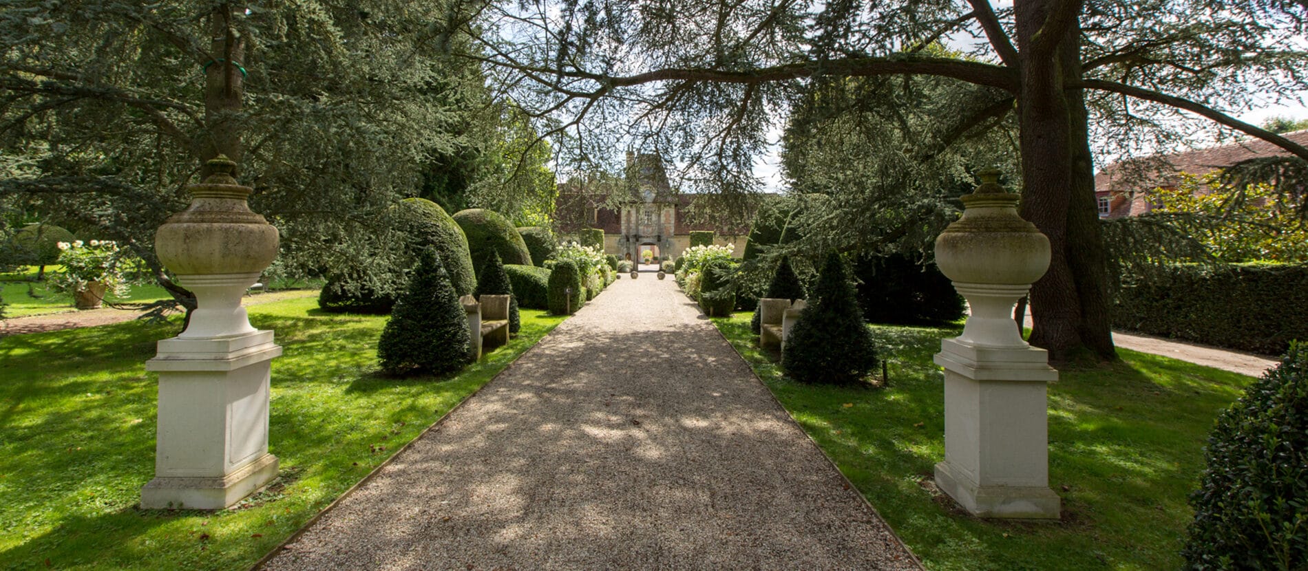 Allée du jardin menant au château